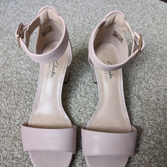 Clarks Deva Mae Block Heel Sandal - Picture 2 of 6